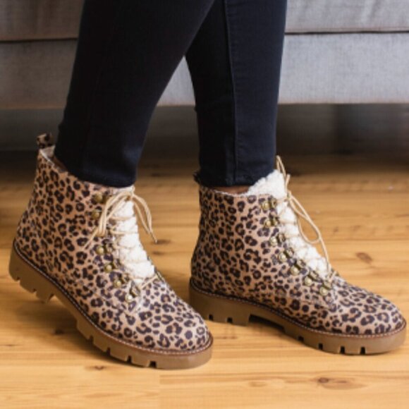 White Mountain Women's lace up Boot Hiking, Black/Ec-Print in Leopard - Picture 1 of 5